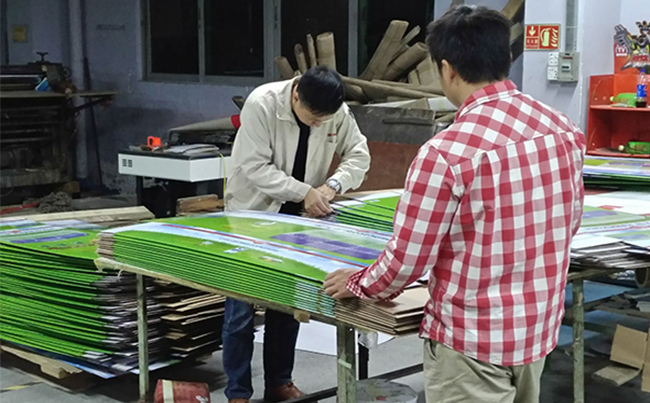 英利印刷全體去車間加班 只為客了幫戶的彩箱出貨