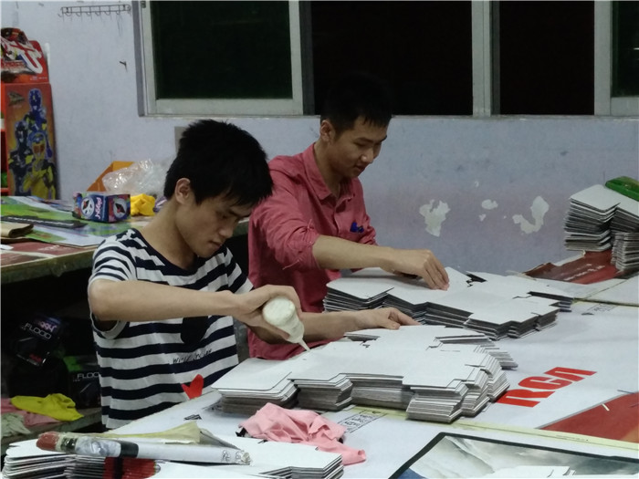 英利印刷為彩盒客戶加班 英利印刷為彩盒客戶加班